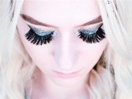 applying-false-lashes